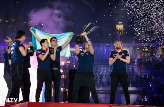 律与球迷文 律与球迷文